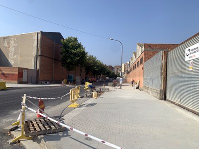 Ara es treballa en la nova vorera d'aquest tram de l'avinguda Alacant.