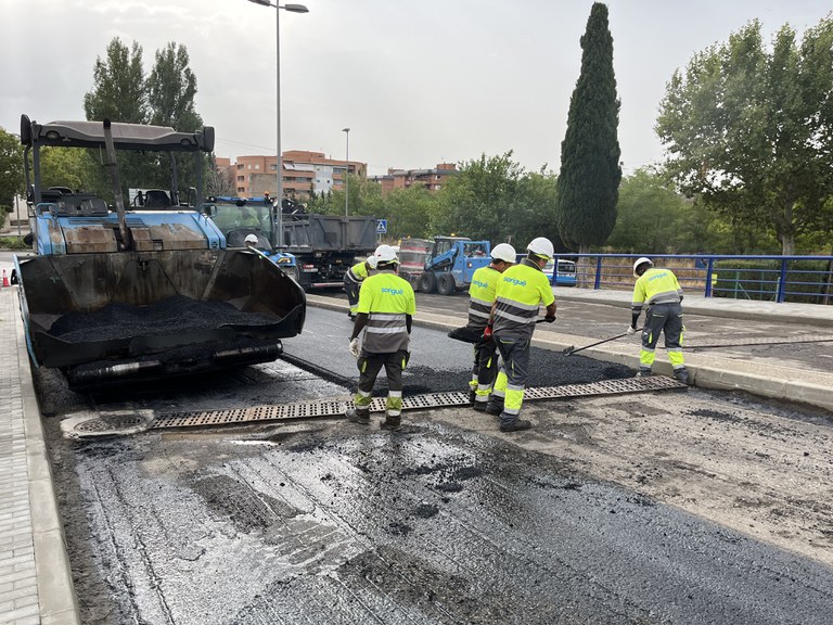 Tasques de pavimentació del nou ferm del pont