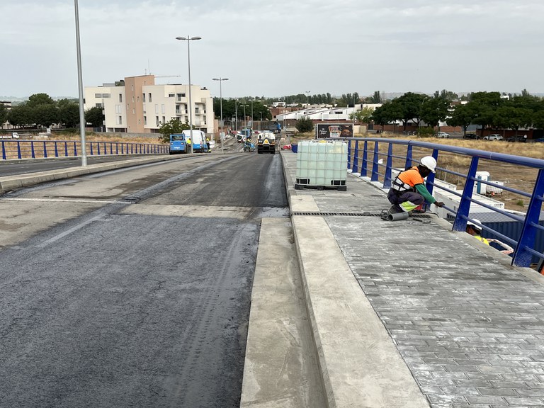Vista del pont en direcció a Ciutat Jardí, amb les voreres ja renovades