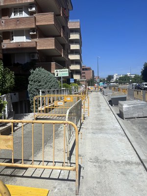 L'actuació ha obligat a refer tota la base de formigó de la vorera.