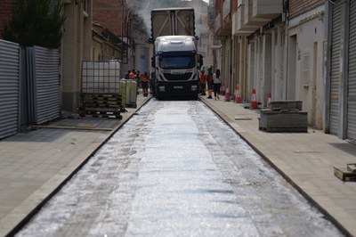 Travessera Sant Jordi. Actuació per renovar les canonades que permet substituir les conduccions de fibrociment més antigues i les escomeses de plom. ….