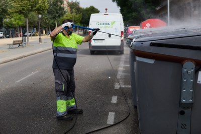 Neteja d'un contenidor dins de les tasques del Barri a Barri.
