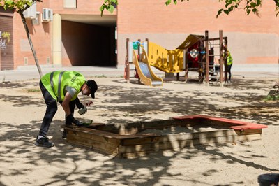 En el Barri a Barri també es posa cura en el manteniment de parcs infantils.