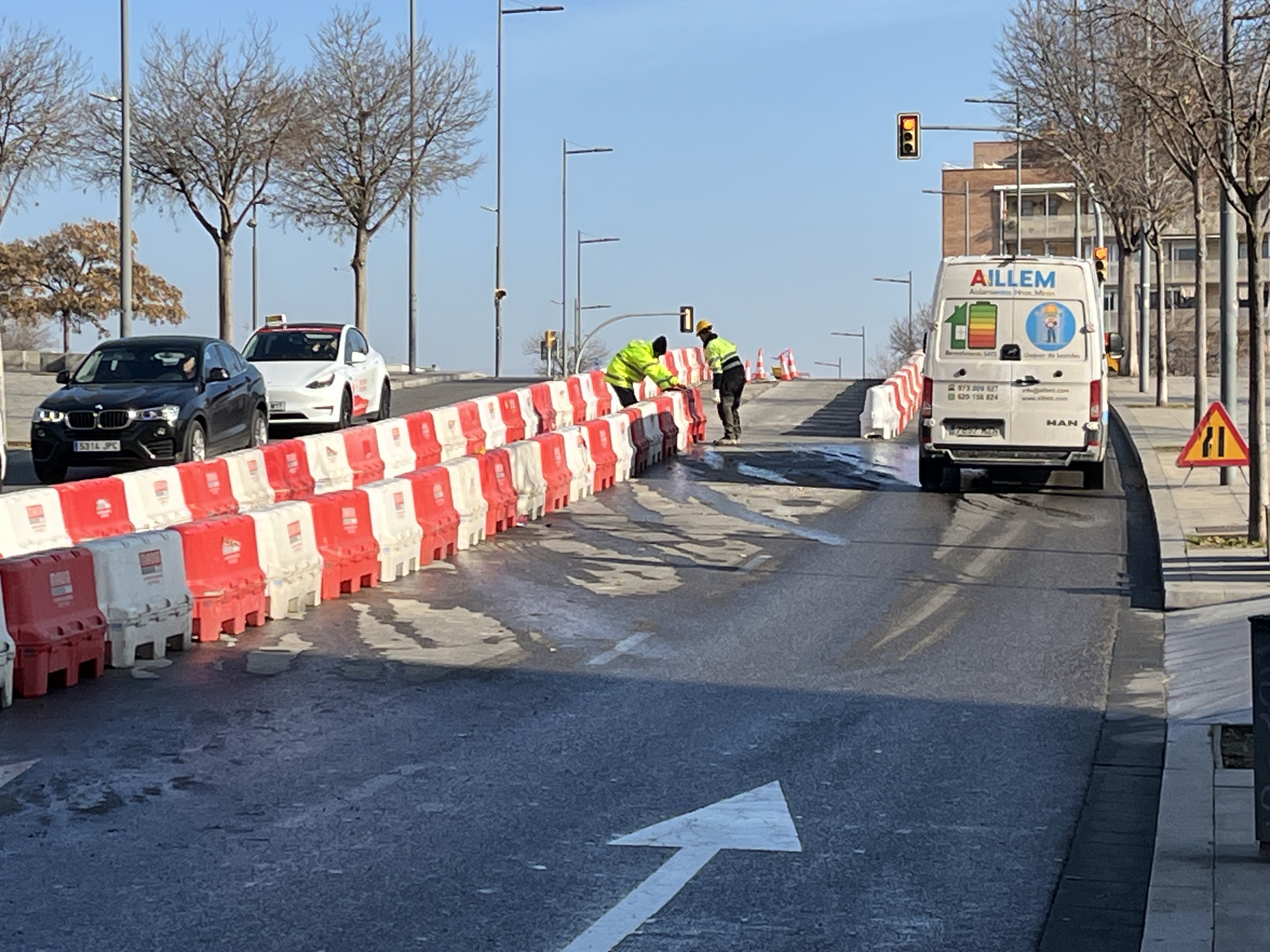 Operaris retiren les barreres tipus New Jersey a Prat de la Riba