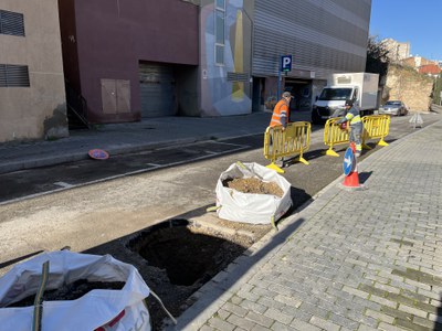 Operaris treballant en la senyalització de la incidència.