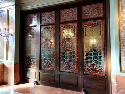 Vitralls de la porta del Saló del Retaule, ja renovats.