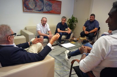 El paer en cap, Fèlix Larrosa, i el regidor d'Esports, Jackson Quiñónez, han rebut avui a la Paeria el president de l'Escuderia Lleida, Francesc Abel….