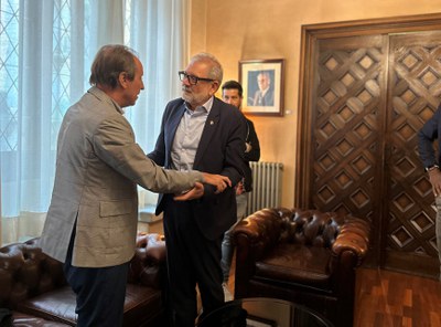 El paer en cap, Fèlix Larrosa, saluda el president i fundador de Mi fundació Àlex i president de Clínicas Mi, Gabriel Masfurrol.