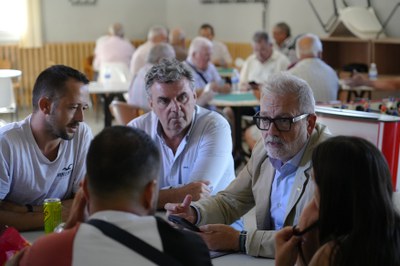 El paer en cap, Fèlix Larrosa, s'ha reunit amb l'AV de la partida de Llívia per escoltar les seves propostes de millora per a la partida.