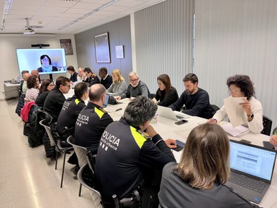 L'alcalde, Fèlix Larrosa, acompanyat pels membres del Comitè de direcció d’emergències s'ha reunit aquesta tarda a la Comissaria de la Guàrdia Urbana….