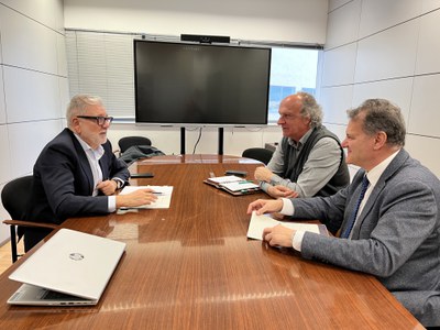 Fotografia de la reunió mantinguda avui entre el paer en cap i Jordi Sargatal i Josep Lluis Armenter.