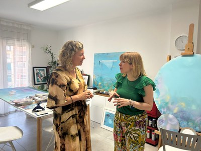La regidora ja va fer una visita prèvia a la il·lustradora i artista plàstica Sonia Alins el passat mes de juliol.