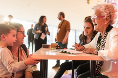 Roser Capdevila ha signat llibres al foyer de la Llotja abans de rebre el Premi Trajectòria Animac 2024..