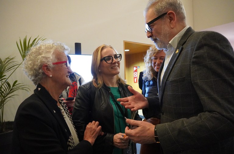 L'alcalde Larrosa ha saludat la dibuixant Roser Capdevila, que avui ha rebut el Premi Trajectòria Animac 2024 a la Llotja.