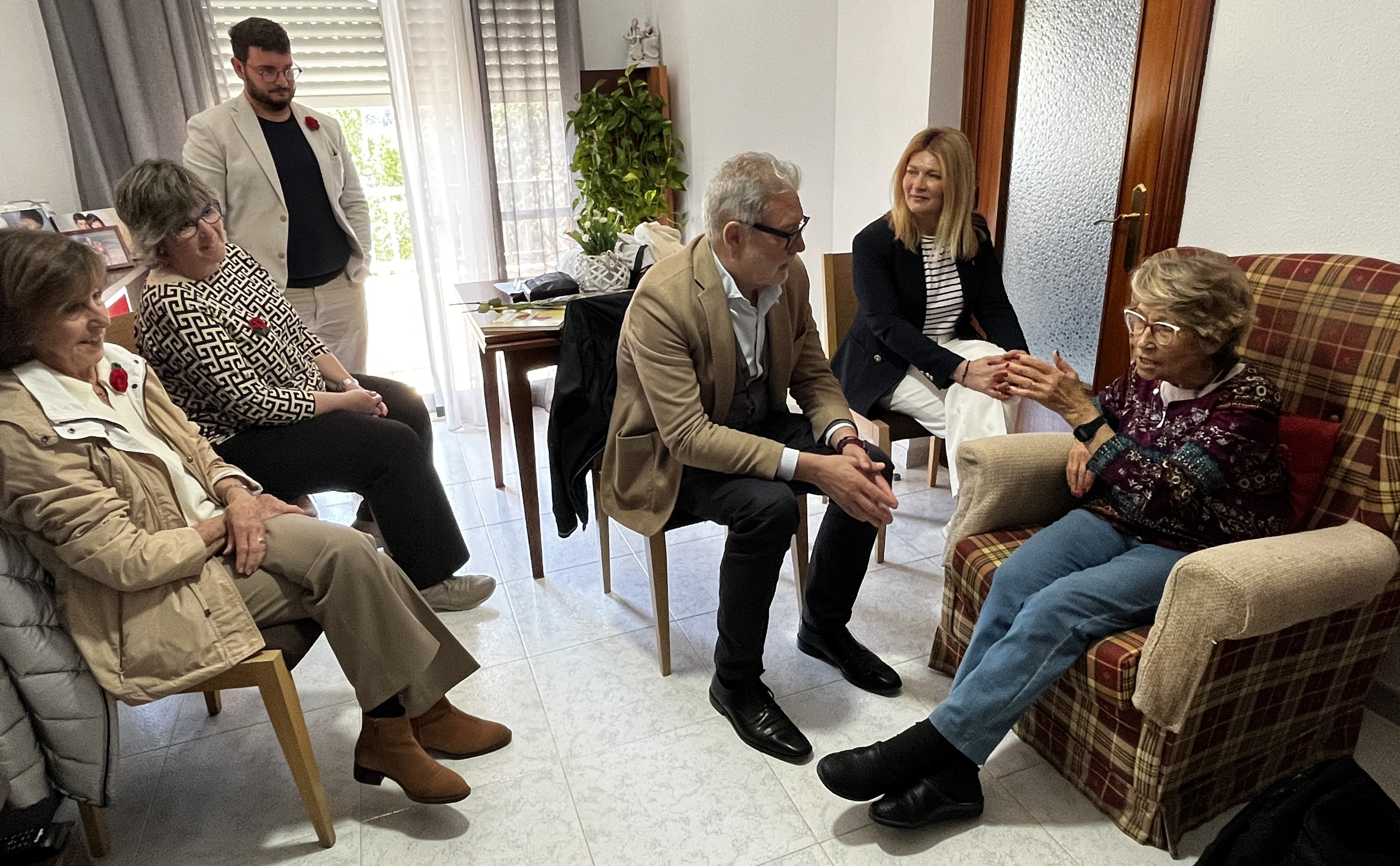 La Pilar ha rebut avui la visita de l'alcalde, de la tinenta d'alcalde i de la Fundació Amics de la Gent Gran amb motiu de Sant Jordi.