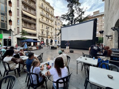 El regidor de Cooperació, Jackson Quiñónez, dona la benvinguda als i les assistents.