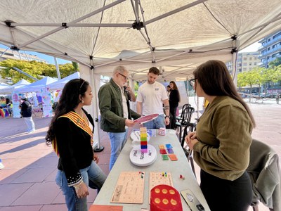 L'alcalde, Fèlix Larrosa, i la jove referent, Ángeles Akel, en un dels stands.