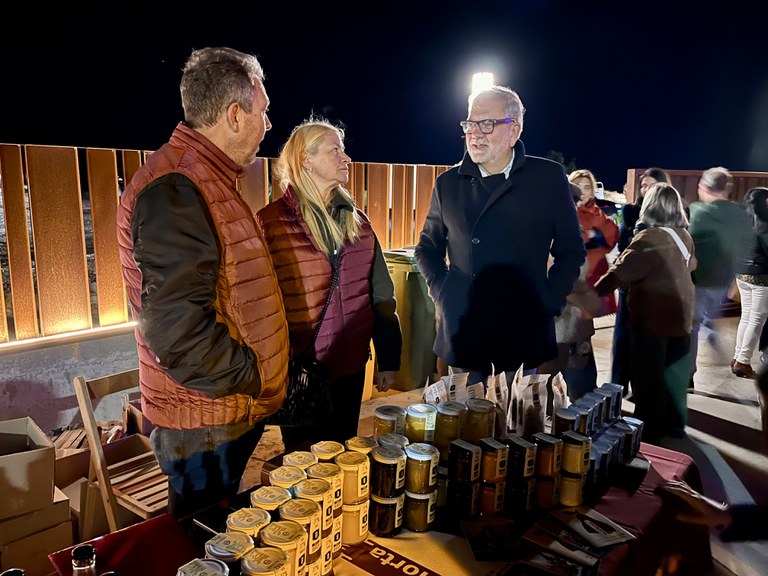 L'alcalde, Fèlix Larrosa, conversa amb productors de l'Horta