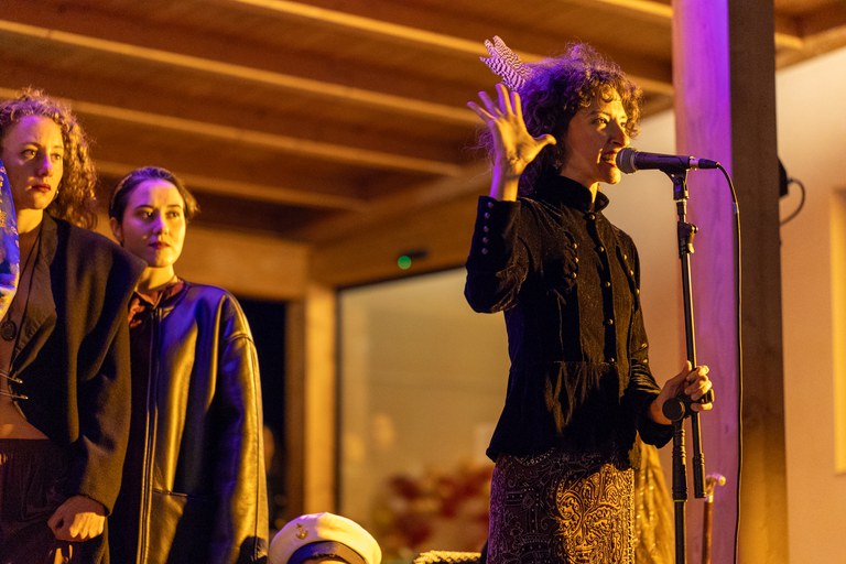 Una performer, durant el happening poètic