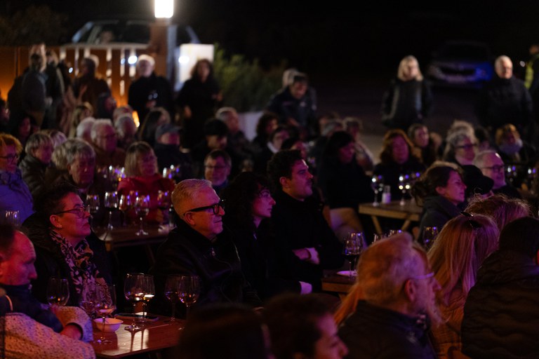 Públic assistent a l'edició de tardor de l'Art a l'Horta, al Celler de Sanui