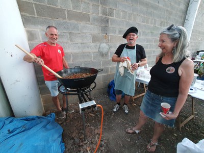 Membres de l'equip "Els Caminants" preparen la catxipanda pel concurs.