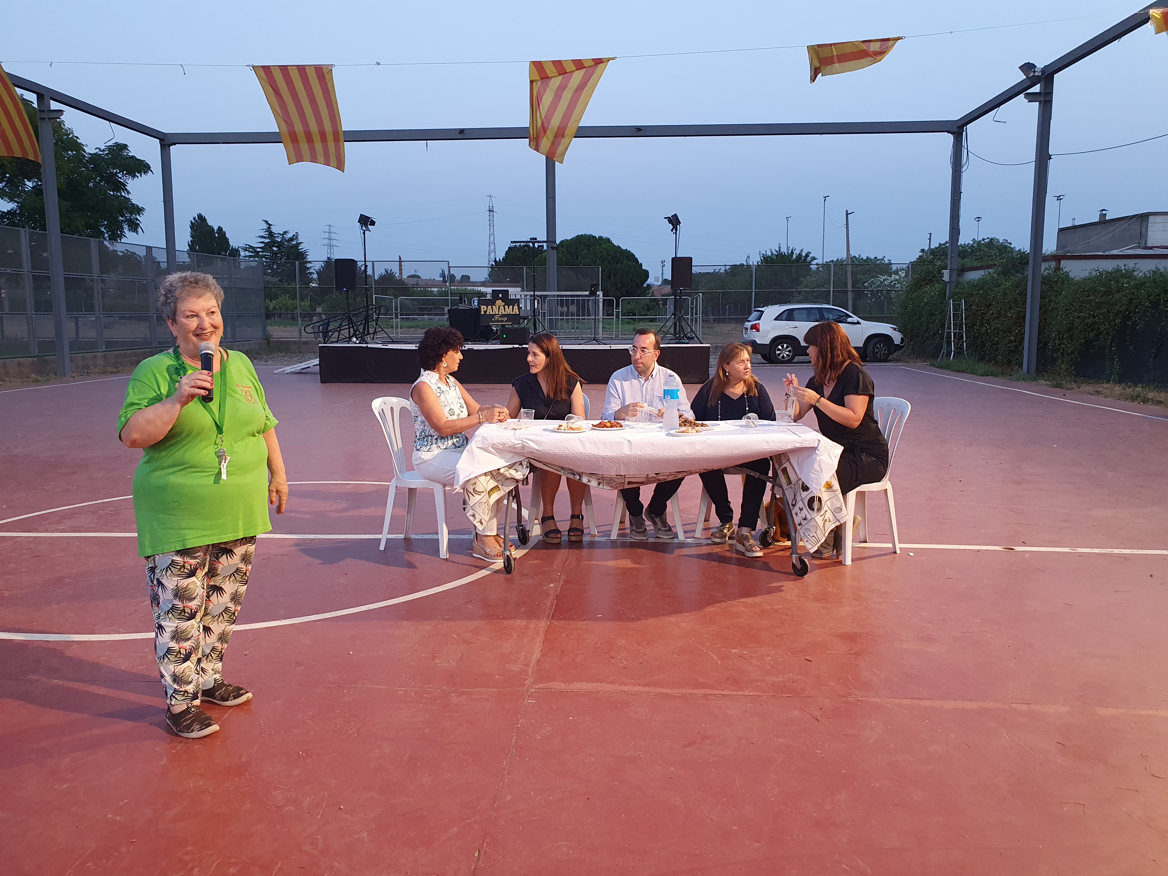 La presidenta de l'AV de la Bordeta, Ma Carmen Guerrero, amb els membres del jurat d'enguany: la periodista, Empar Moliner, la tinenta d'alcalde, Cristina Morón, el cap de l'oposició, Xavier Palau, i les regidores Anna Costa i Rosa Jové