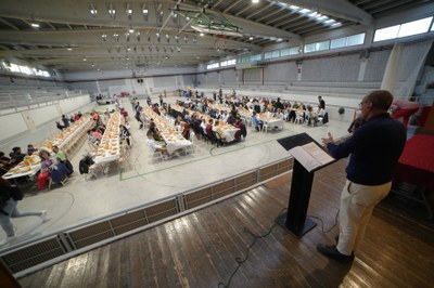 El paer en cap, Miquel Pueyo, ha saludat aquest vespre els participants en l’àpat nocturn amb què s’acaba el dejuni diari del Ramadà.