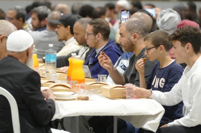 L'iftar es fa de manera comunitària, amb grups de musulmans que es reuneixen per trencar el dejuni i té lloc just després del maghrib o posta de sol.