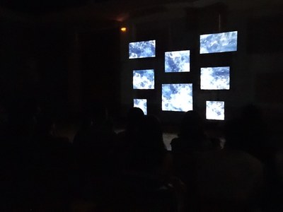 Les pantalles de l'espectacle de Andrés Beladíez traslladen al públic a un futur no tan llunyà.