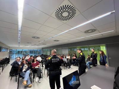 Les sessions, impartides per professionals de la Guàrdia Urbana especialitzats en formació i prevenció, han tingut lloc a la Comissaria.