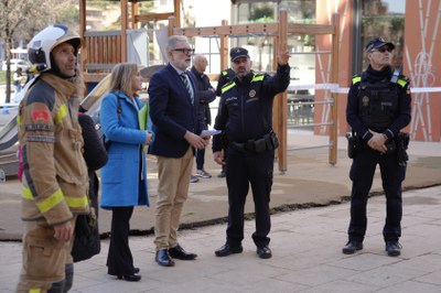 La Guàrdia Urbana i els Bombers han acordonat i protegit la zona.