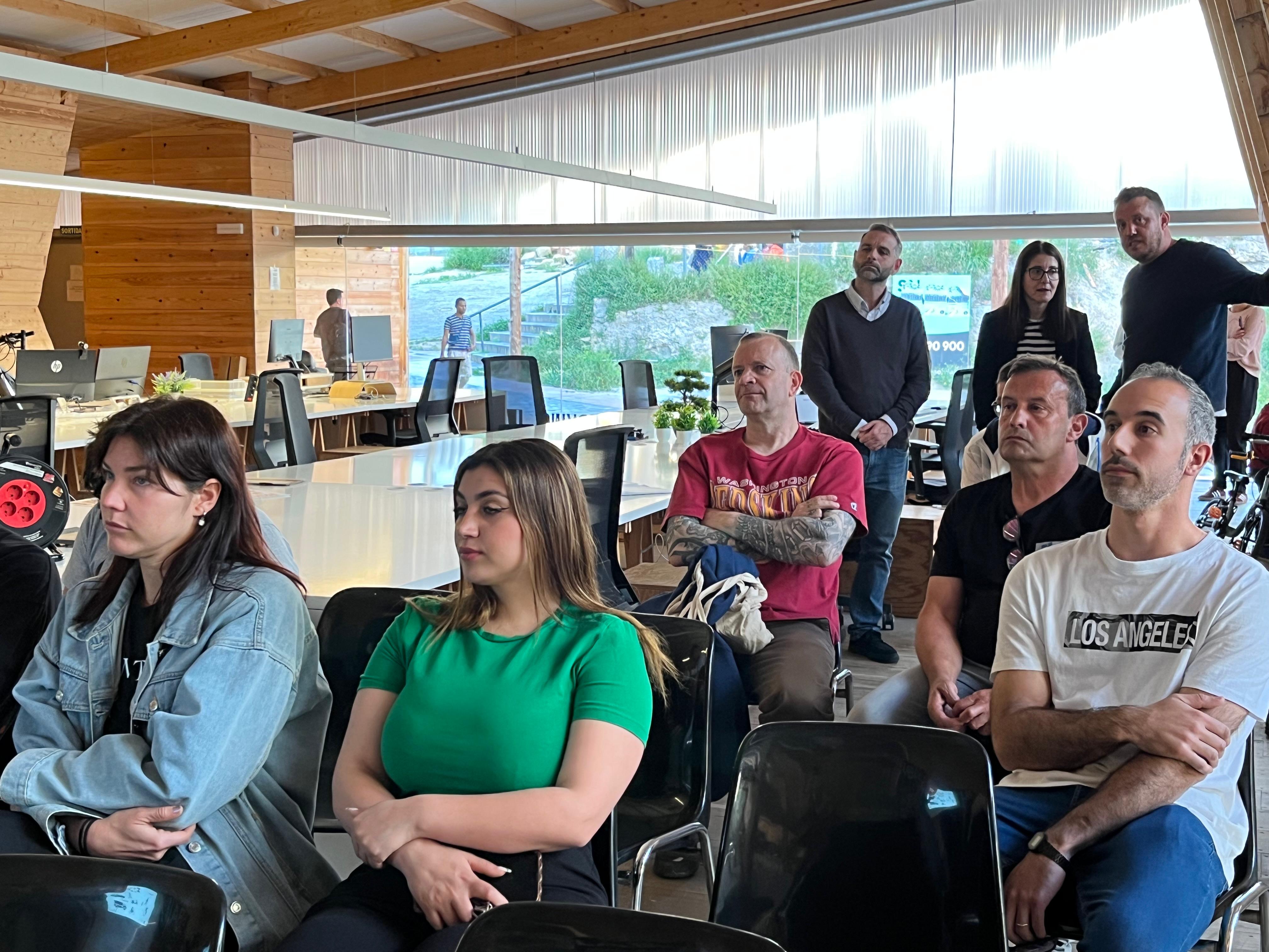 La tinenta d'alcalde Cristina Morón i el regidor Xavi Blanco han saludat els i les participants.