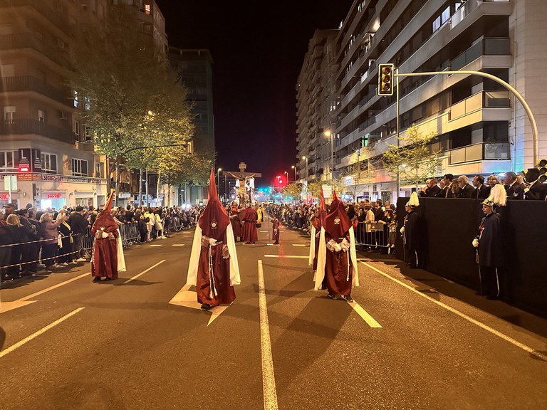 Els onze passos de les confraries lleidatanes amb les seves vestes i penitents han estat encapçalats per l’esquadra romana dels Armats de la Sang
