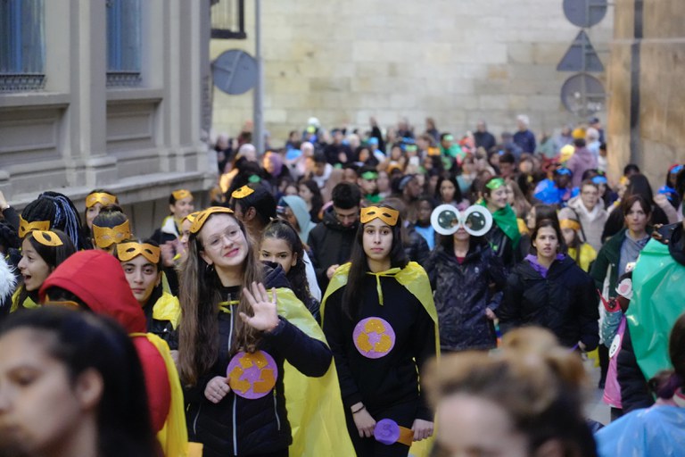 Desenes de persones, infants i adults, han format part de la rua de Carnaval del Centre Històric.