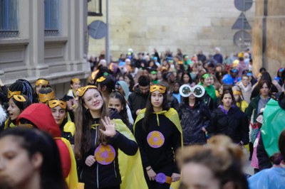 Desenes de persones, infants i adults, han format part de la rua de Carnaval del Centre Històric..