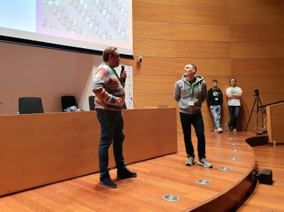 Els tècnics de Serveis Digitals de la Paeria, Xavier Piñol i Raul Morera, durant la presentació del seu repte a la HackEPS.