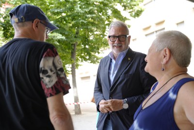 El paer en cap, Fèlix Larrosa, amb la presidenta de l'AV Centre HIstòric, Cristina Armengol, en la visita del Barri a Barri al Centre Històric..