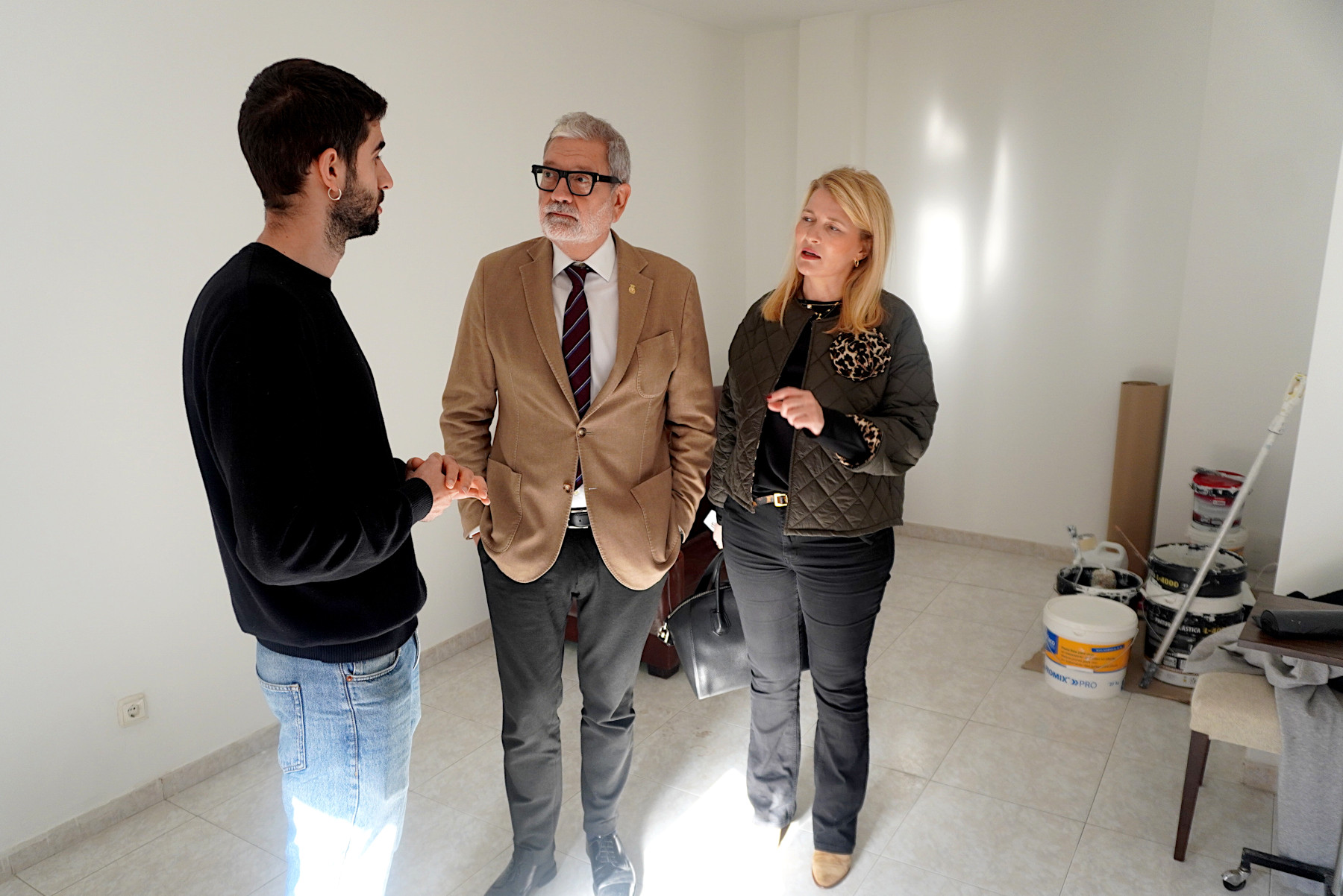 Èric Morros, d'Obrint Portes, explica el projecte a Larrosa i Iglesias