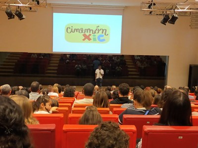 El regidor de Cooperació Jackson Quiñónez s'ha dirigit a les famílies que han omplet la sala..