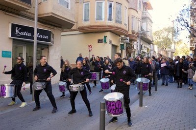 La batucada ha recorregut els carrers de l'Eix.