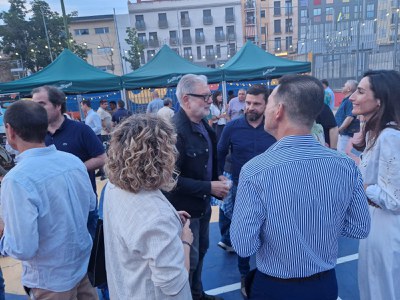 L'alcalde va participar i col·laborar en el sopar solidari.