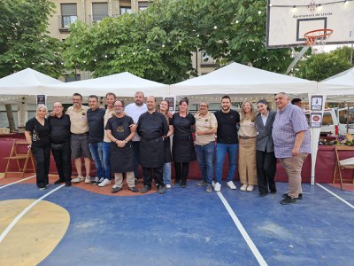 Els xefs amb l'entitat que lidera el projecte solidari.