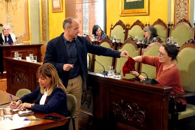 La regidora Laura Bergés extreu una altra de les boles.