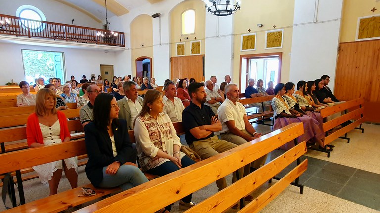 L'alcalde accidental, Carlos Enjuanes, el president de l'EMD de Sucs, Guillem Boneu, i les regidores Jordina Freixanet i Rosa Jové durant la missa d'aquest matí