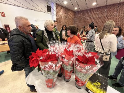 La tinenta d'alcalde, Carme Valls, i el president de l'EMD de Sucs, Guillem Boneu, en una de les paradetes.