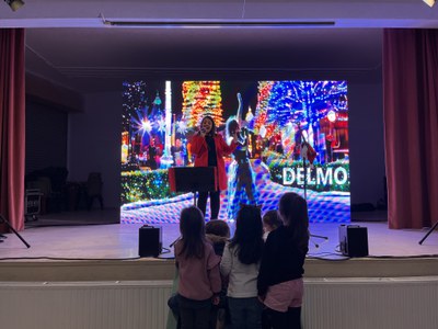 La cantant Delmo sota la mirada d'alguns infants que hi han assistit.