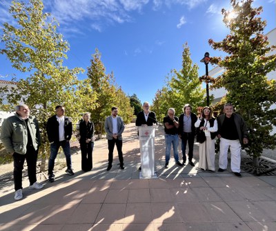 L'alcalde, Fèlix Larrosa, el regidor Roberto Pino i el president de l'EMD de Sucs, Guillem Boneu, al Carrer de la Fusteria.