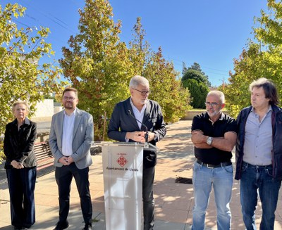 L'alcalde, Fèlix Larrosa, al Carrer de la Fusteria.
