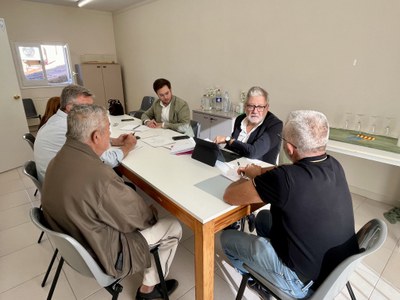 L'alcalde, Fèlix Larrosa, i el govern de l'EMD Sucs durant la reunió.