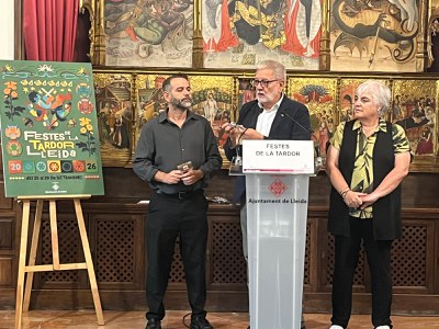 Larrosa ha mostrat un dels lligacues que es repartiran durant les Festes de Tardor per prevenir les violències masclistes.